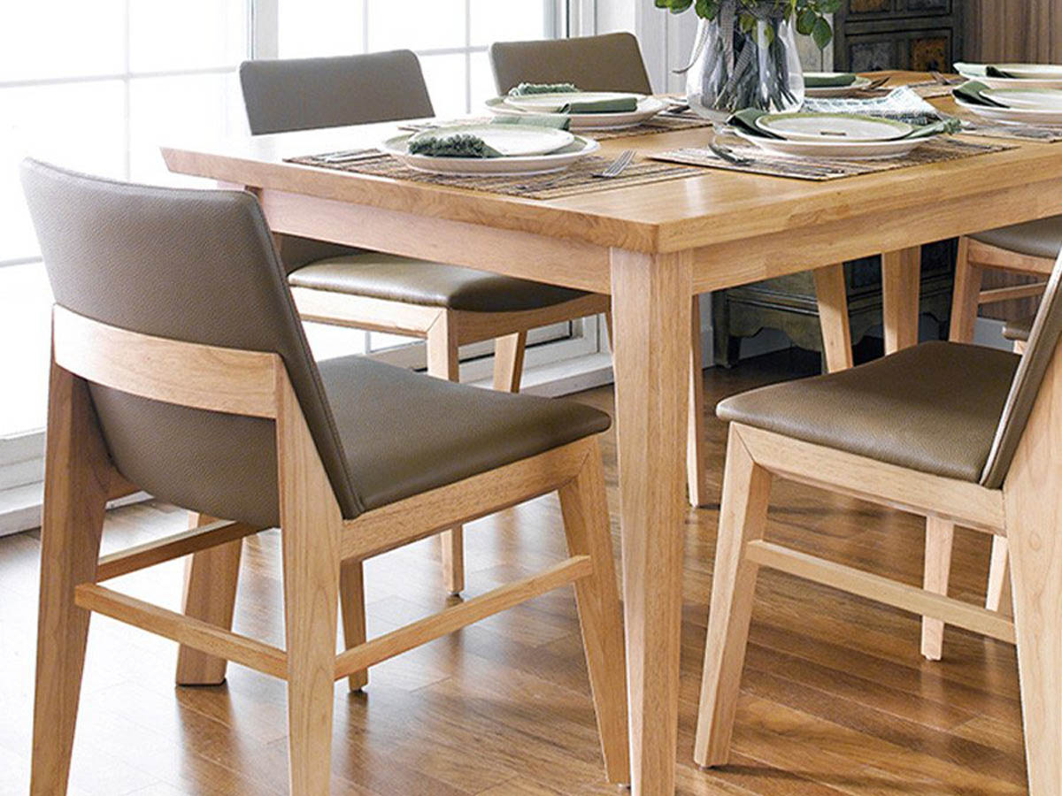 Bộ bàn ăn được làm từ gỗ ghép thanh