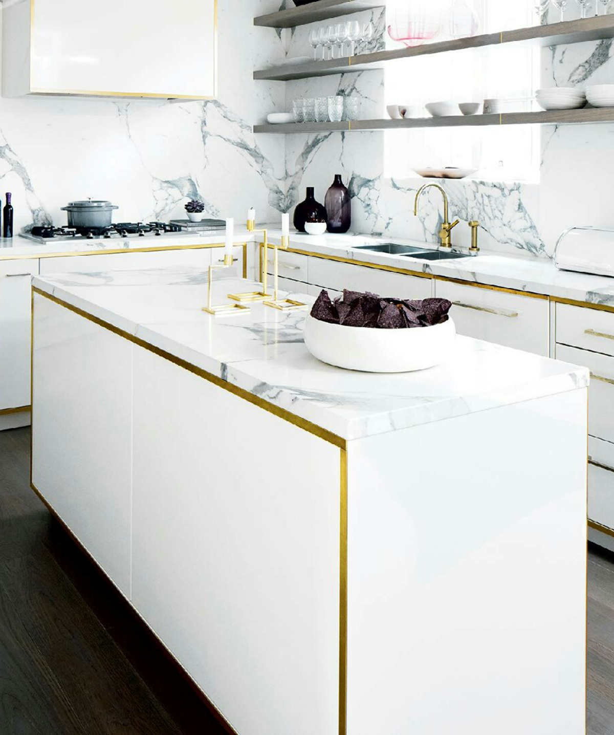 Nẹp đồng vàng ánh kim nổi bật trên bộ nội thất tủ bếp màu trắng