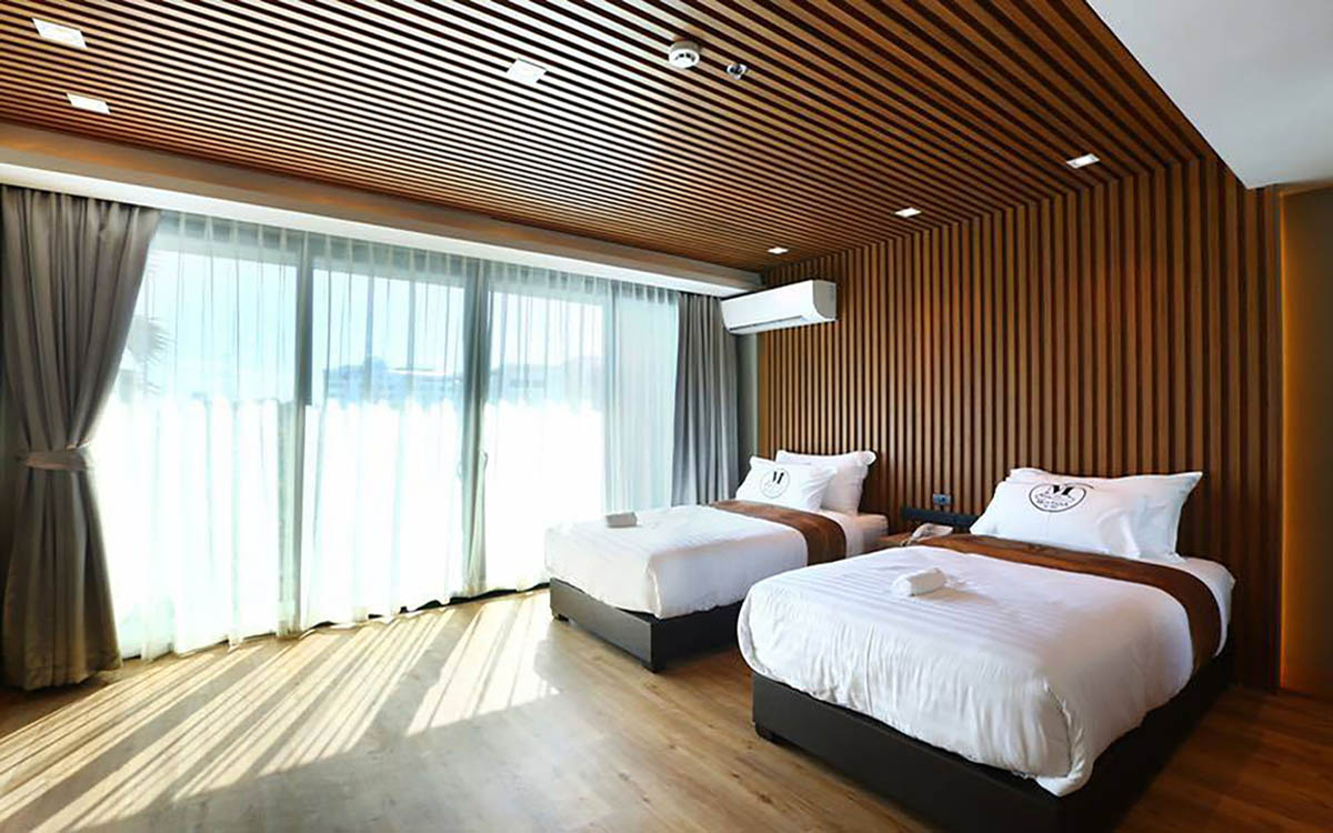 Trần, sàn cột ốp gỗ nhựa PE cho phòng ngủ có ánh nắng chiếu vào